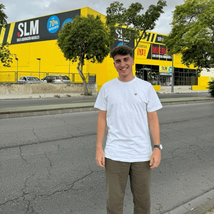 Guillén Bruna Tricas trabajando en un proyecto especial para SLM